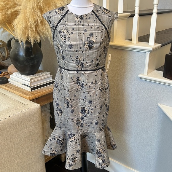 Maggy London Petite Novelty Plaid Sheath with Cap Sleeve and Flounce Hem SZ 6P - Picture 4 of 9